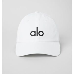 Brand new alo hat never worn!! Gorgeous for dressing up any outfit!!